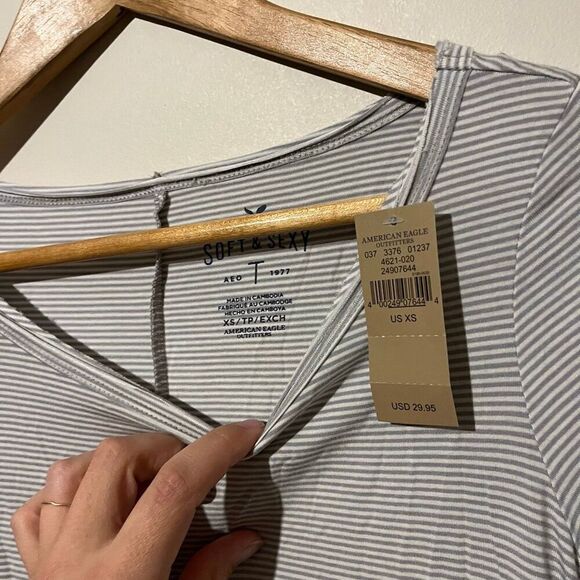 American Eagle Womens Size XS Soft & Sexy Striped Shirt Gray White Asymmetric NW - Picture 4 of 5